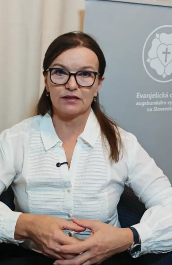 Tri písmenká... úrady míňajú a zbory musia platiť?