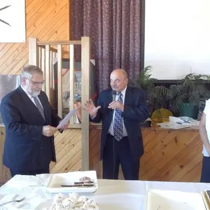 Zborový dozorca Ján Sklenár a predsedníčka OKŽ Mária Strešniaková pozdravujú veľvyslanca SR v Canberre Igora Bartha