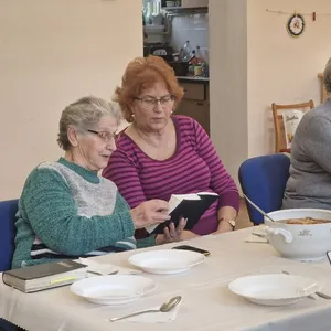 Posedenie seniorov pri Božom slove, speve a adventnej kapustnici