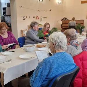Posedenie seniorov pri Božom slove, speve a adventnej kapustnici
