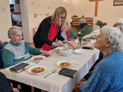 Posedenie seniorov pri Božom slove, speve a adventnej kapustnici