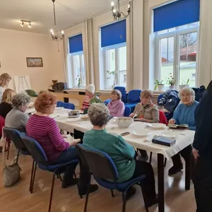 Posedenie seniorov pri Božom slove, speve a adventnej kapustnici