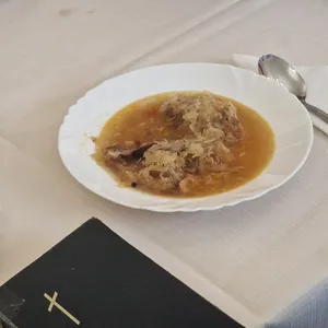 Posedenie seniorov pri Božom slove, speve a adventnej kapustnici
