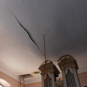 Oprava poškodeného stropu v Slizkom