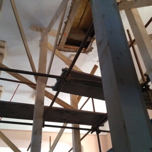 Oprava poškodeného stropu v Slizkom