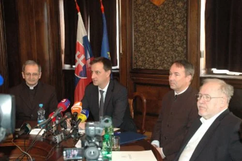 Začala sa diskusia o financovaní cirkví