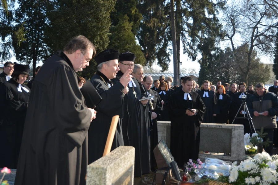 Biskupovi Jánovi Midriakovi dalo zbohom vyše tisíc smútiacich 