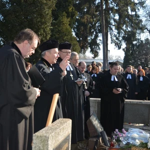 Biskupovi Jánovi Midriakovi dalo zbohom vyše tisíc smútiacich 