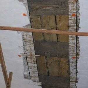 Oprava poškodeného stropu v Slizkom