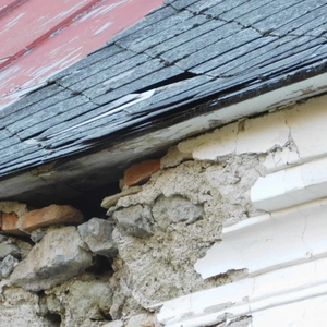 Detail poškodenej strechy