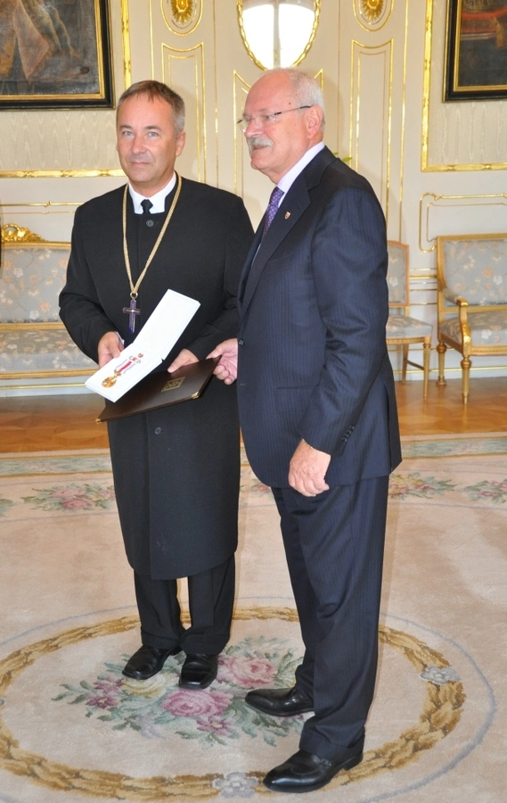 Prezident SR udelil štátne vyznamenanie generálnemu biskupovi 