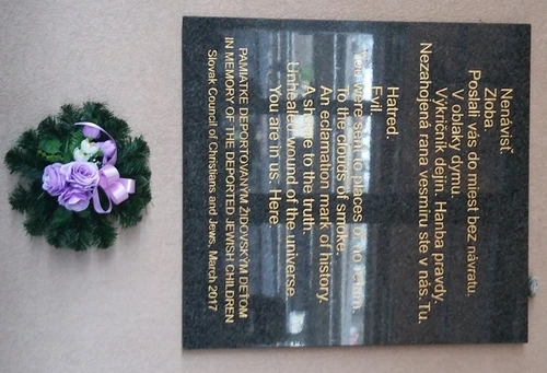 Pamätná tabuľa deportovaným židovským deťom na Hlavnej stanici v Bratislave