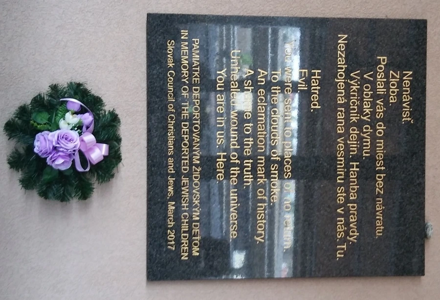 Pamätná tabuľa deportovaným židovským deťom na Hlavnej stanici v Bratislave