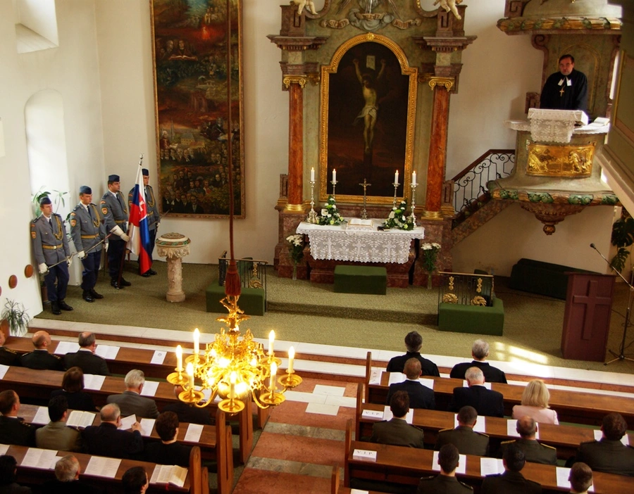 Pripomienka 65. výročia ukončenia vojny a vyznamenanie generálneho biskupa