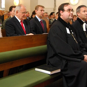 Pripomienka 65. výročia ukončenia vojny a vyznamenanie generálneho biskupa