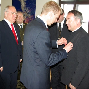 Pripomienka 65. výročia ukončenia vojny a vyznamenanie generálneho biskupa