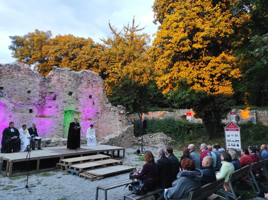 Ekumenická bohoslužba a konferencia v ruinách Zoborského kláštora