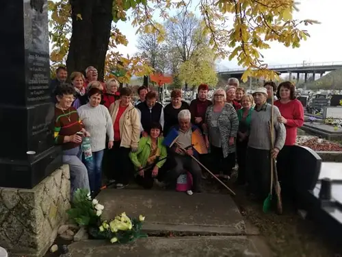 Dôchodci z Príboviec sa starajú o opustené hroby