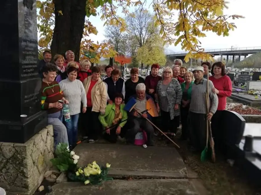 Dôchodci z Príboviec sa starajú o opustené hroby