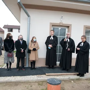 Brat generálny biskup v Trenčianskych Stankovciach a posviacka starej školy po rekonštrukcii
