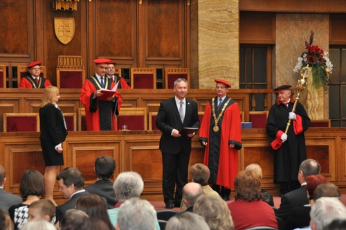 Generálnemu biskupovi Milošovi Klátikovi bol udelený vedecko-pedagogický titul docent