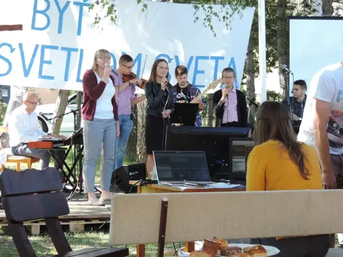Zborový deň v Prievidzi (CZ Zemianske Kostoľany) s heslom: "Byť svetlom sveta"