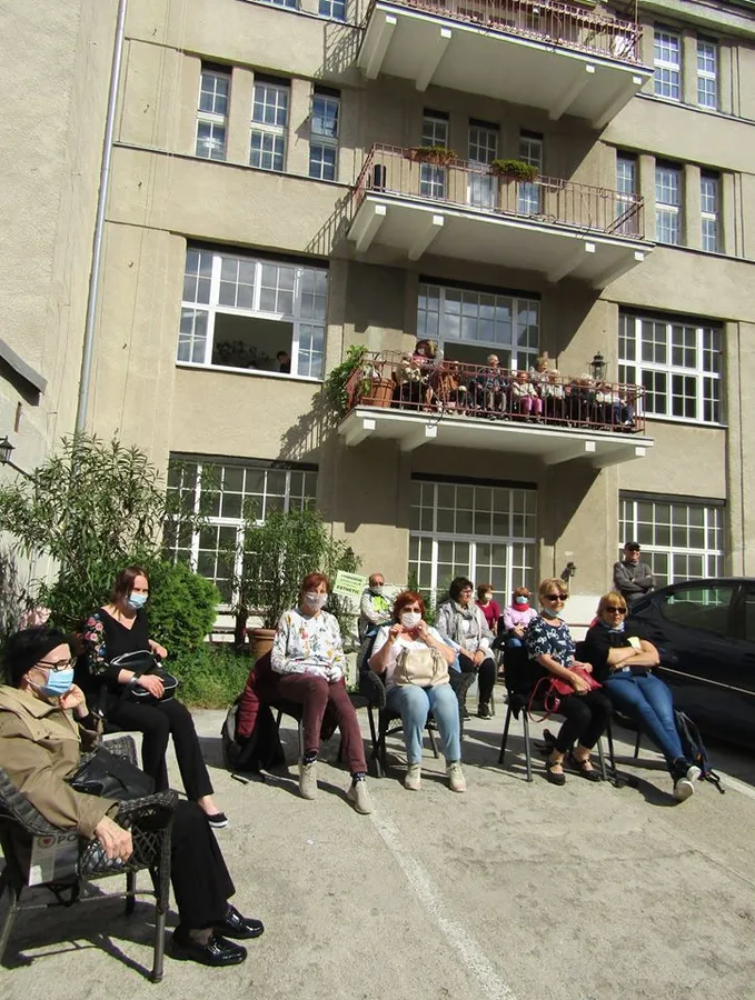 Koncert pod oknami pripravili aj pre klientov diakonie v Bratislave